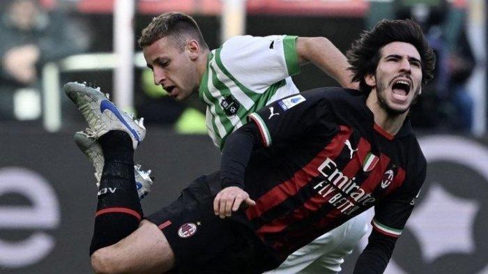 Duel antara Davide Frattesi dan Sandro Tonali (depan) dalam laga pekan ke-20 Liga Italia 2022-2023 antara AC Milan vs Sassuolo di Stadion San Siro, 29 Januari 2023.