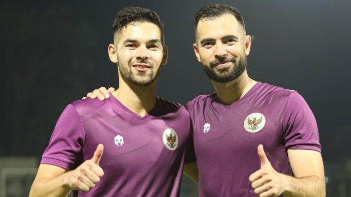 Sandy Walsh (kiri) dan Jordi Amat (kanan) ikut menjalani latihan perdana timnas Indonesia di Stadion Sidolig, Bandung, menjelang FIFA Matchday pada Jumat (27/5/2022).