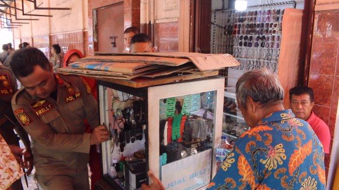 Satuan Polisi Pamong Praja (Satpol PP) Kota Manado menertibkan seluruh Pedagang Kaki Lima (PKL) yang melanggar aturan di Pasar 45 Manado, Sulawesi Utara, Rabu (15/5/2024).