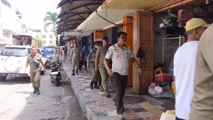 Satuan Polisi Pamong Praja (Satpol PP) Kota Manado menertibkan seluruh Pedagang Kaki Lima (PKL) yang melanggar aturan di Pasar 45 Manado, Sulawesi Utara, Rabu (15/5/2024).