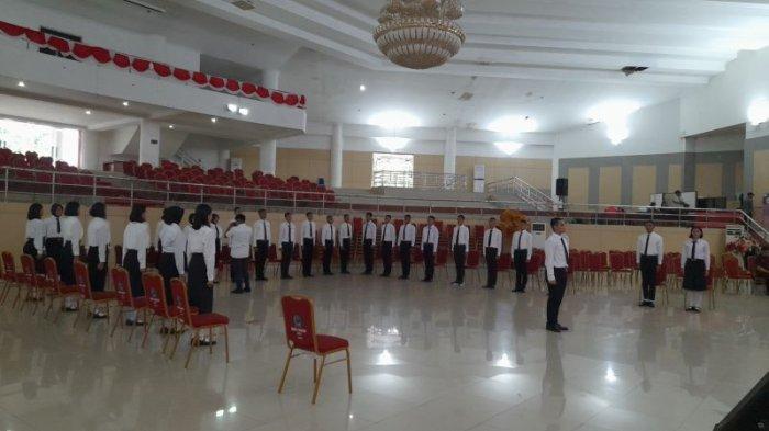 Sebanyak 31 calon Paskibraka Provinsi Sulawesi Utara (Sulut) memulai pemusatan pendidikan dan pelatihan dalam upacara yang berlangsung di Aula Mapalus Kantor Gubernur Sulut, Kamis (1/8/2024).
