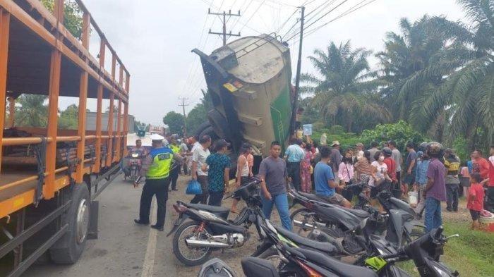 Sebuah truk pengangkut minyak goreng terguling di jalan lintas Sumatera, tepatnya di Desa Payah Pasir, Kecamatan Tebing Syahbandar, Kabupaten Serdang Bedagai, Rabu (5/7/2023).