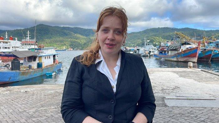 Second Secretary di Kedutan Besar Belanda untuk Indonesia Zilla Boyer, disela lawatannya mengikuti Festival HAM Tahun 2024 di Kota Bitung Sulawesi Utara (Sulut) di buat kagum ketika menyambangi wisata bahari, Senin (29/7/2024).
