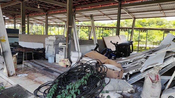 TERMINAL - Belum Difungsikan, Salah Satu Bagian Terminal Liwas Manado Malah Jadi Lokasi Simpan Alat Toilet. Sejumlah fasilitasnya sudah tak terawat Senin (9/6/2025)