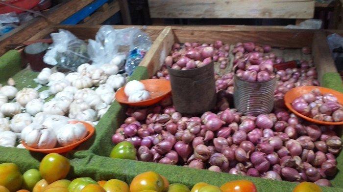 PASAR: Pedagang Rempah di Pasar 23 Maret Kotamobagu. Sejumlah harga bumbu dapur di Pasar 23 Maret Kotamobagu, Sulawesi Utara mengalami penurunan signifikan.