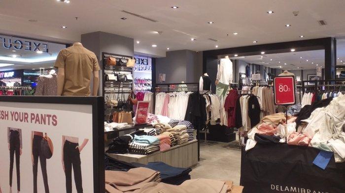 Toko baju yang menghadirkan diskon di Mega Mall, Manado, Sulawesi Utara, Minggu (31/3/2024).