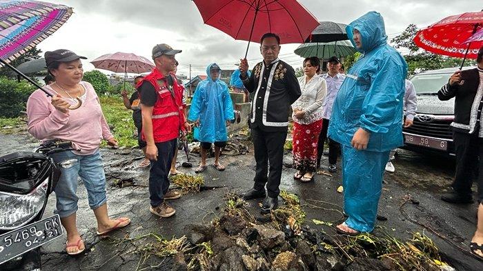TINJAU - Wali Kota Tomohon Caroll Senduk bersama Wakil Wali Kota Sendy Rumajar dan Sekretaris Daerah Edwin Roring turun langsung meninjau lokasi terdampak pada Jumat (2/5/2025). Pemkot Tomohon langsung menginstruksikan penanganan darurat oleh seluruh perangkat daerah.