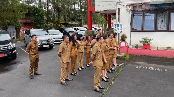 AMANAT - Sekretaris Daerah (Sekda) Kota Tomohon, Edwin Roring memimpin Apel Kerja di lingkungan Sekretariat Daerah Kota Tomohon (Selasa, 22 April 2025). Sekda menekankan pentingnya prinsip 3B yang harus dijunjung tinggi oleh seluruh Aparatur Sipil Negara (ASN), yakni Berdisiplin, Berkinerja, dan Berkompetensi.