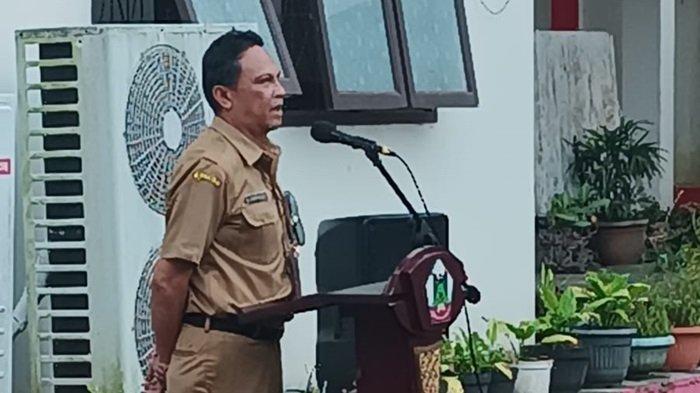 TEGAS - Sekretaris Daerah (Sekda) Kota Tomohon, Edwin Roring memimpin Apel Kerja di lingkungan Sekretariat Daerah Kota Tomohon, Selasa 22 April 2025. Sekda mengimbau seluruh ASN di lingkungan Setda Kota Tomohon untuk menjadi pelopor dalam mendukung program Pemerintah Kota Tomohon, khususnya dalam bidang pengelolaan sampah.