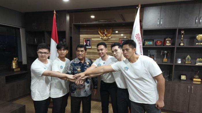 PPAN 2025 - Gubernur Sulawesi Utara Yulius Selvanus menerima kunjungan dari sejumlah pemuda asal 15 kabupaten/kota se-Sulawesi Utara yang mengikuti seleksi Pertukaran Pemuda Antar Negara (PPAN) 2025, Kamis (22/5/2025). Mereka diminta mengharumkan nama Sulut.