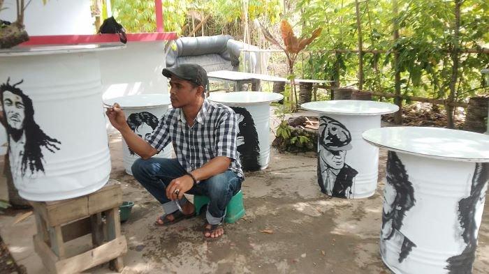 Seniman Kotamobagu mampu manfaatkan barang bekas menjadi barang bernilai tinggi