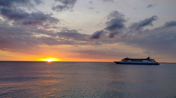 Senja di pantai Manado, Sulawesi Utara.