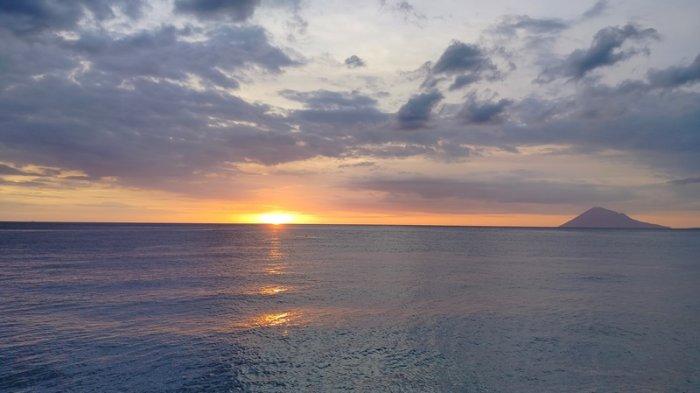 Senja di pantai Manado, Sulawesi Utara.