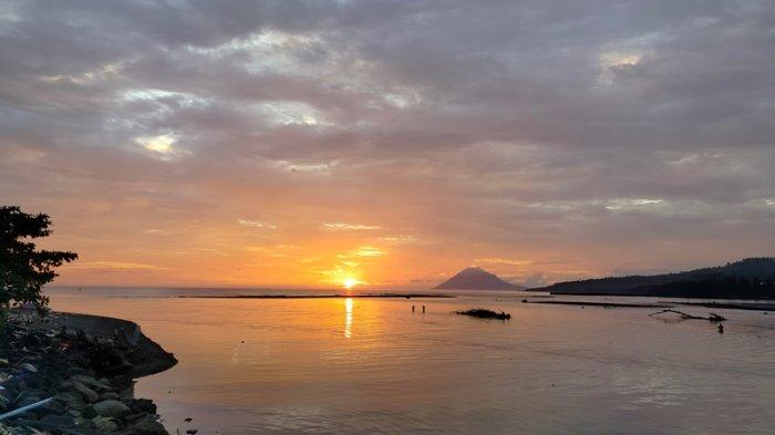Senja di pantai Manado, Sulawesi Utara.