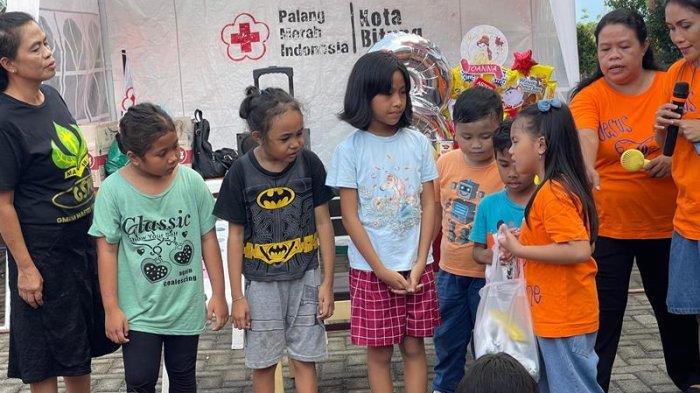 Seorang anak di Bitung Sulawesi Utara merayakan HUT ke 8 di lokasi Pengungsian bersama anak - anak penyintas bencana erupsi Gunung Api Ruang.