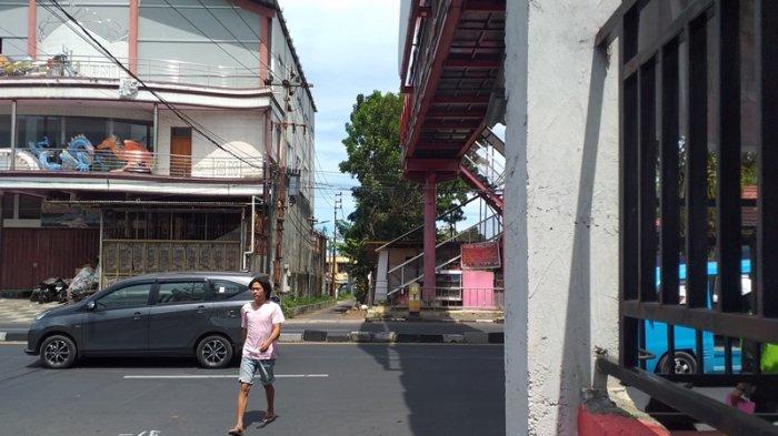Seorang warga tengah menyeberang di bawah JPO Jalan RW Monginsidi, Malalayang, Manado, Sulawesi Utara, Jumat (17/11/2023).