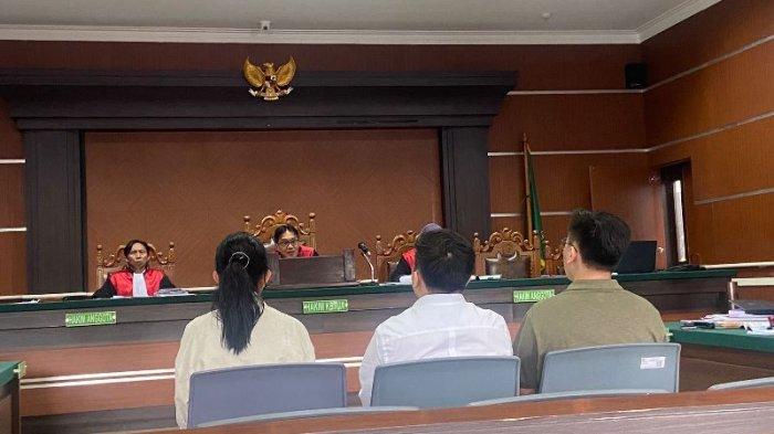 Sidang kasus politik uang dengan terdakwa caleg terpilih Gerindra Sulawesi Utara dr Cristovel Liempepas dan Indra Liempepas serta Chery Lintang