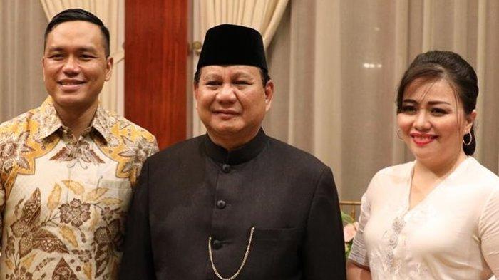 Simon Aloysius Mantiri dikenal sebagai orang dekat Prabowo Subianto. Potret Simon Aloysius Mantiri bersama sang istri dan Prabowo Subianto dalam satu acara.