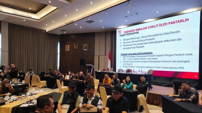 Simulasi Coklit oleh KPU kabupaten kota dalam Bimtek yang digelar KPU Sulut di Manado, Rabu (12/6/2024)