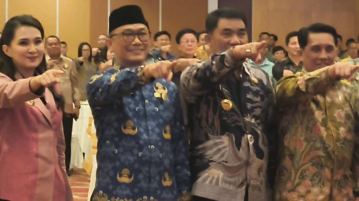 SINERGI - Gubernur Malut Sherly tampil mencolok dengan blazer merah muda, sementara Gubernur YSK mengenakan batik yang memancarkan nuansa hangat membangun daerah.