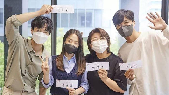 Sinopsis drama Korea terbaru Daily Dose of Sunshine yang bercerita tentang para perawat psikiatri.