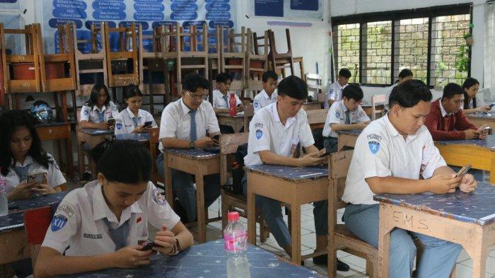 Siswa kelas 12 di Manado, Sulawesi Utara, mengikuti Ujian Nasional secara daring, Senin (25/3/2024). (tribunmanado.co.id/Alexander Pattyranie)