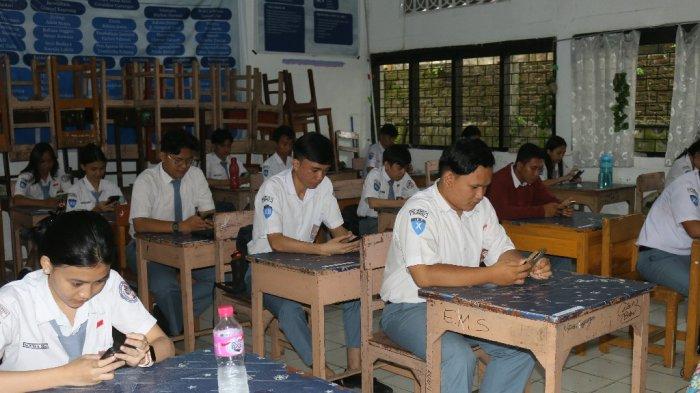 Siswa kelas 12 di Manado, Sulawesi Utara, mengikuti Ujian Nasional secara daring, Senin (25/3/2024). (tribunmanado.co.id/Alexander Pattyranie)