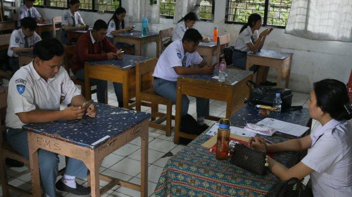 Siswa kelas 12 di Manado, Sulawesi Utara, mengikuti Ujian Nasional secara daring, Senin (25/3/2024). (tribunmanado.co.id/Alexander Pattyranie)