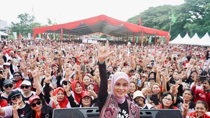 Siti Atikoh istri Ganjar Pranowo saat sambangi Manado.