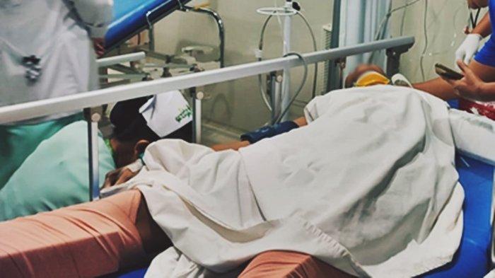 PERAWATAN - Potret CAL (tidur di ranjang perawatan), perempuan yang diduga melompat dari Jembatan Interchange Manado, Sulawesi Utara pada Sabtu (1/25/2024), saat mendapatkan penanganan di Rumah Sakit Hermina Manado. Sosok CAL dikenal sebagai orang yang baik dan pendiam.