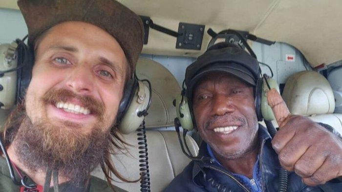 Kapten Philip dan Edison Nggwijangge saat berada di Helikopter.