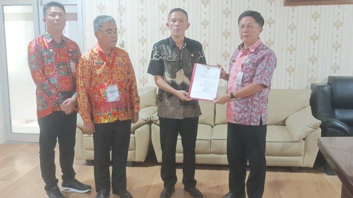 KADISPORA MINUT: Sosok Ruben Lengkong, Kadispora Minut yang baru, ternyata jebolan angkatan 02 STPDN.Posisi Kadispora Minut alami pergantian, Jumat (9/5/2025). Sebelumnya jabatan pelaksana tugas (Plt) Kadispora Minut, di abat oleh Johan Mewengkang. Kini jabatan Plt Kadispora Minut, dipegang oleh Ruben Lengkong.