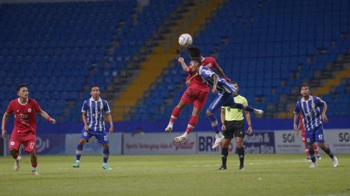 Stiker Sulut United, Rosi Noprihanis duel udara dengan bek Persiba di Stadion Batakan, Balikpapan, Rabu (17/1/2024). Laga berakhir untuk kemenangan Sulut United dengan skor 2-1.