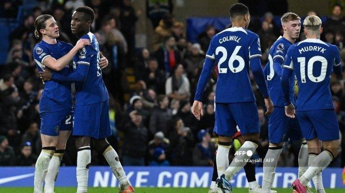 Striker Chelsea asal Senegal Nicolas Jackson (2K) merayakan gol kedua tim bersama gelandang Chelsea Inggris Conor Gallagher (paling kiri) selama pertandingan sepak bola Liga Premier Inggris antara Chelsea dan Sheffield United di Stamford Bridge di London pada 16 Desember 2023.