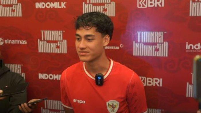 Striker timnas Indonesia Rafael Struick saat diwawancarai awak media.