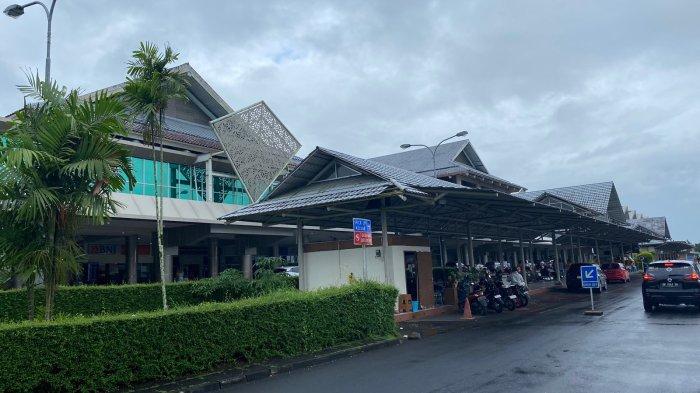Suasana Bandara Sam Ratulangi Manado, Sulawesi Utara pasca penundaan keberangkatan pesawat akibat erupsi Gunung Ruang Tagulandang Sitaro, Minggu (21/4/2024)