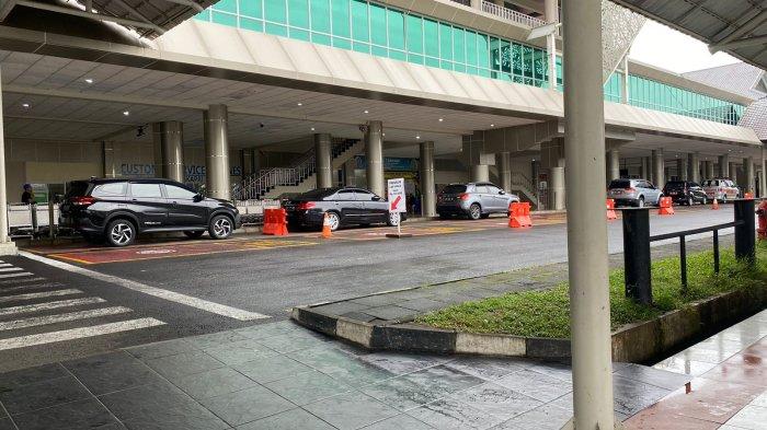 Suasana Bandara Sam Ratulangi Manado, Sulawesi Utara pasca penundaan keberangkatan pesawat akibat erupsi Gunung Ruang Tagulandang Sitaro, Minggu (21/4/2024)