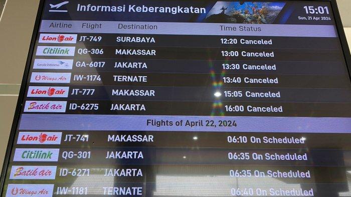 Suasana Bandara Sam Ratulangi Manado, Sulawesi Utara pasca penundaan keberangkatan pesawat akibat erupsi Gunung Ruang Tagulandang Sitaro, Minggu (21/4/2024)