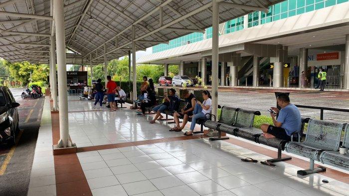 Suasana Bandara Sam Ratulangi Manado, Sulawesi Utara pasca penundaan keberangkatan pesawat akibat erupsi Gunung Ruang Tagulandang Sitaro, Minggu (21/4/2024)