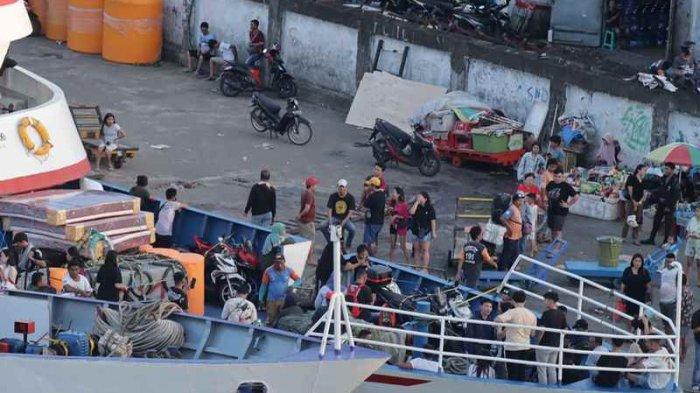 Suasana H-7 Menjelang Hari Raya Natal di Pelabuhan Manado Sulawesi Utara pada Senin (18/12/2023). (tribunmanado.co.id/Wendia Putra Paputungan)