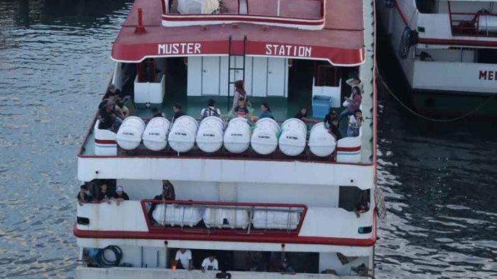 Suasana H-7 Menjelang Hari Raya Natal di Pelabuhan Manado Sulawesi Utara pada Senin (18/12/2023). (tribunmanado.co.id/Wendia Putra Paputungan)