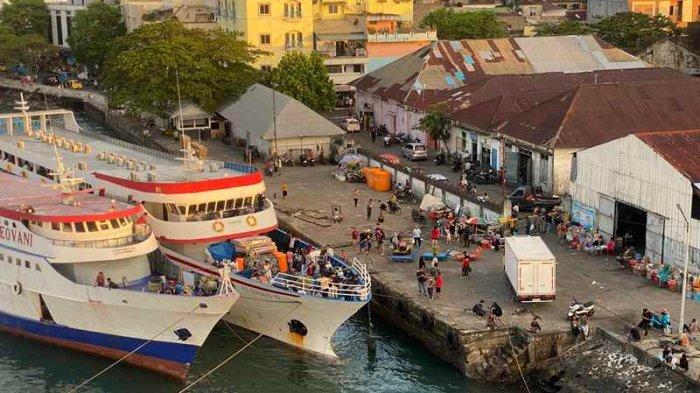 Suasana H-7 Menjelang Hari Raya Natal di Pelabuhan Manado Sulawesi Utara pada Senin (18/12/2023). (tribunmanado.co.id/Wendia Putra Paputungan)