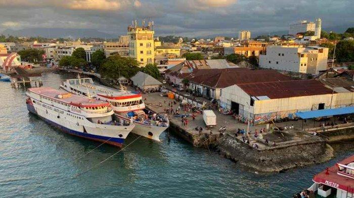 Suasana H-7 Menjelang Hari Raya Natal di Pelabuhan Manado Sulawesi Utara pada Senin (18/12/2023). (tribunmanado.co.id/Wendia Putra Paputungan)