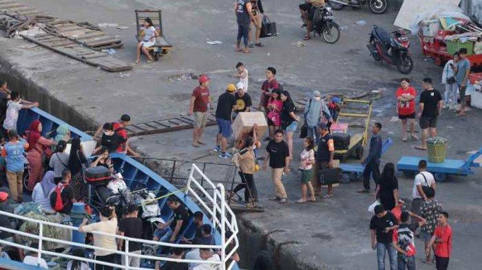 Suasana H-7 Menjelang Hari Raya Natal di Pelabuhan Manado Sulawesi Utara pada Senin (18/12/2023). (tribunmanado.co.id/Wendia Putra Paputungan)
