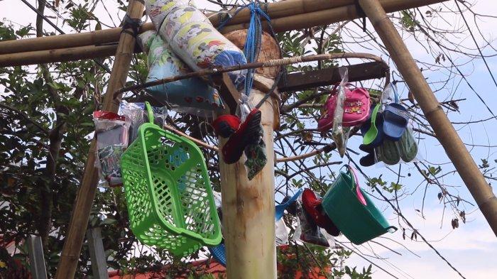 Suasana Lebaran Ketupat di Lorong Kamboja Lingkungan 4 Kelurahan Maasing, Kecamatan Tuminting, Manado, Sulawesi Utara, Rabu (17/4/2024).