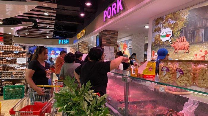 Suasana Pasar Swalayan FreshMart Manado, Sulawesi Utara,  Senin (1/4/2024).