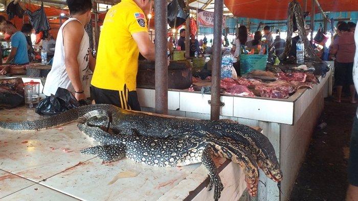 Suasana Pasar Tomohon, Kota Tomohon, Sulawesi Utara, yang menjual daging satwa liar, Sabtu (14/5/2022).
