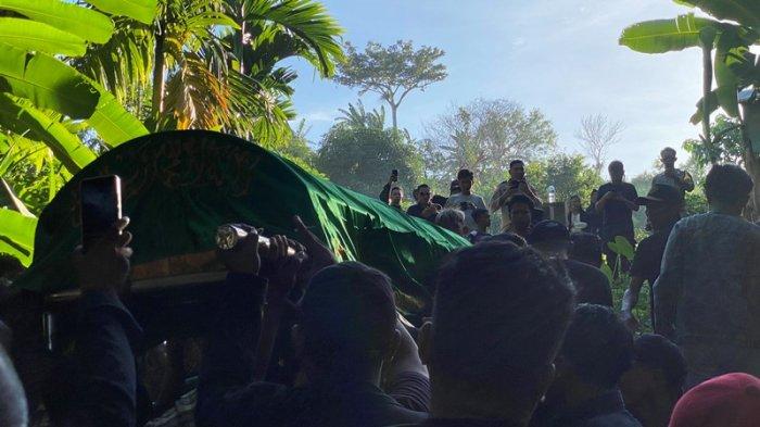 Suasana Pemakaman Indra Matheos di Kombos Timur Manado Sulut pada Senin (18/12/2023). (tribunmanado.co.id/Wendia Putra Paputungan).