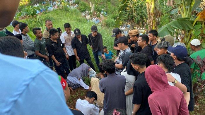 Suasana Pemakaman Indra Matheos di Kombos Timur Manado Sulut pada Senin (18/12/2023). (tribunmanado.co.id/Wendia Putra Paputungan).