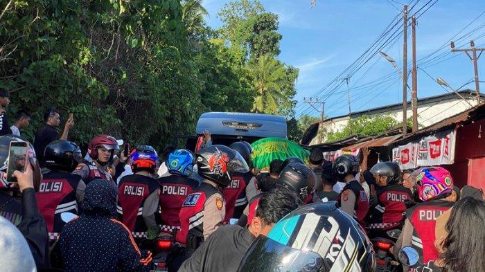 Suasana Pemakaman Indra Matheos di Kombos Timur Manado Sulut pada Senin (18/12/2023). (tribunmanado.co.id/Wendia Putra Paputungan).